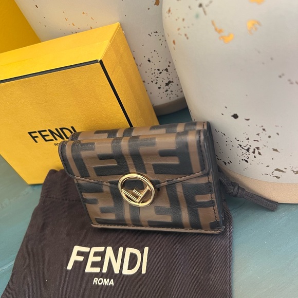 Authentic Fendi Micro Trifold Leather Wallet, full inclusion - Picture 4 of 16